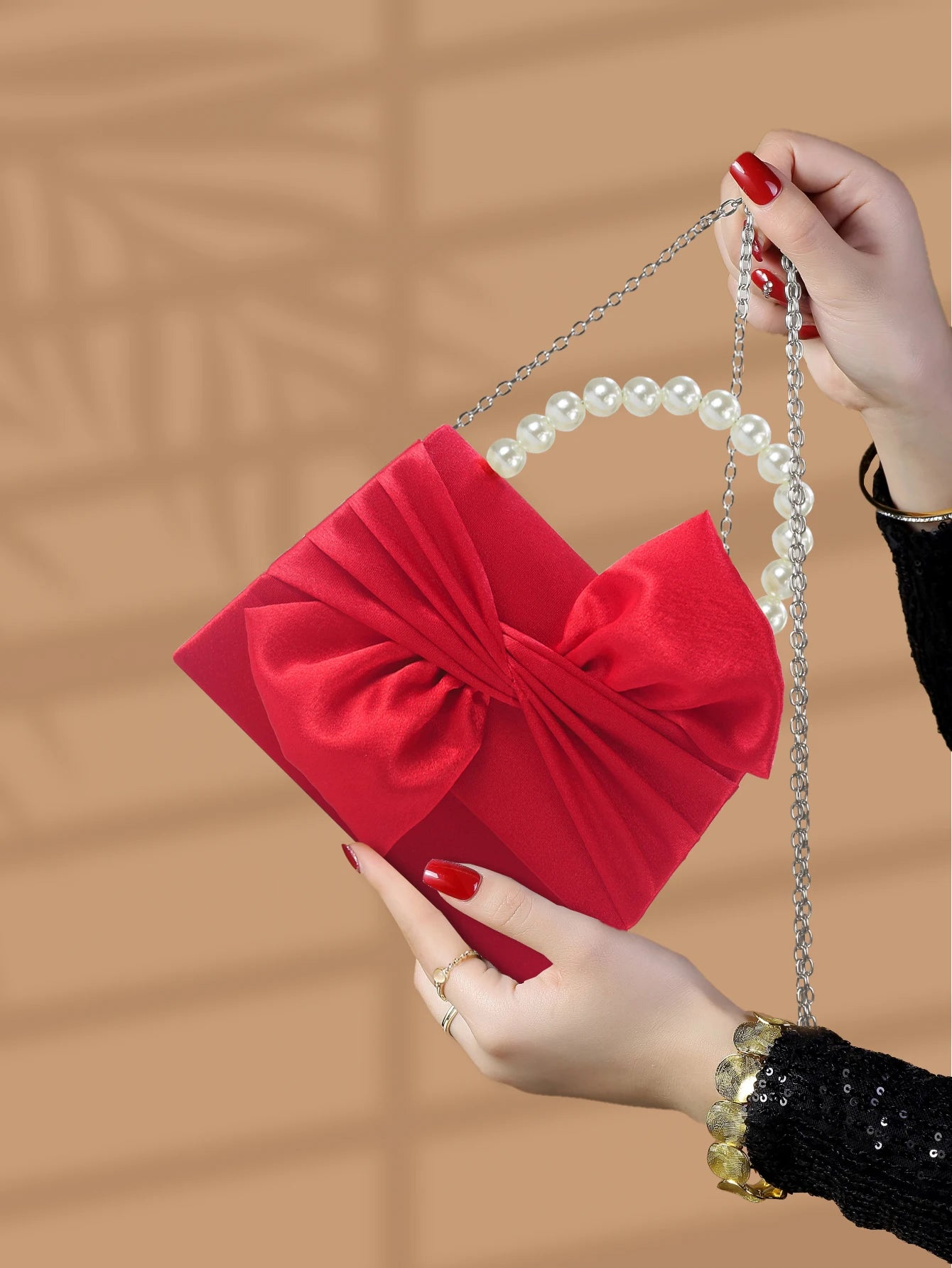 Gorgeous and elegant designed bow pearl wrist handbag,