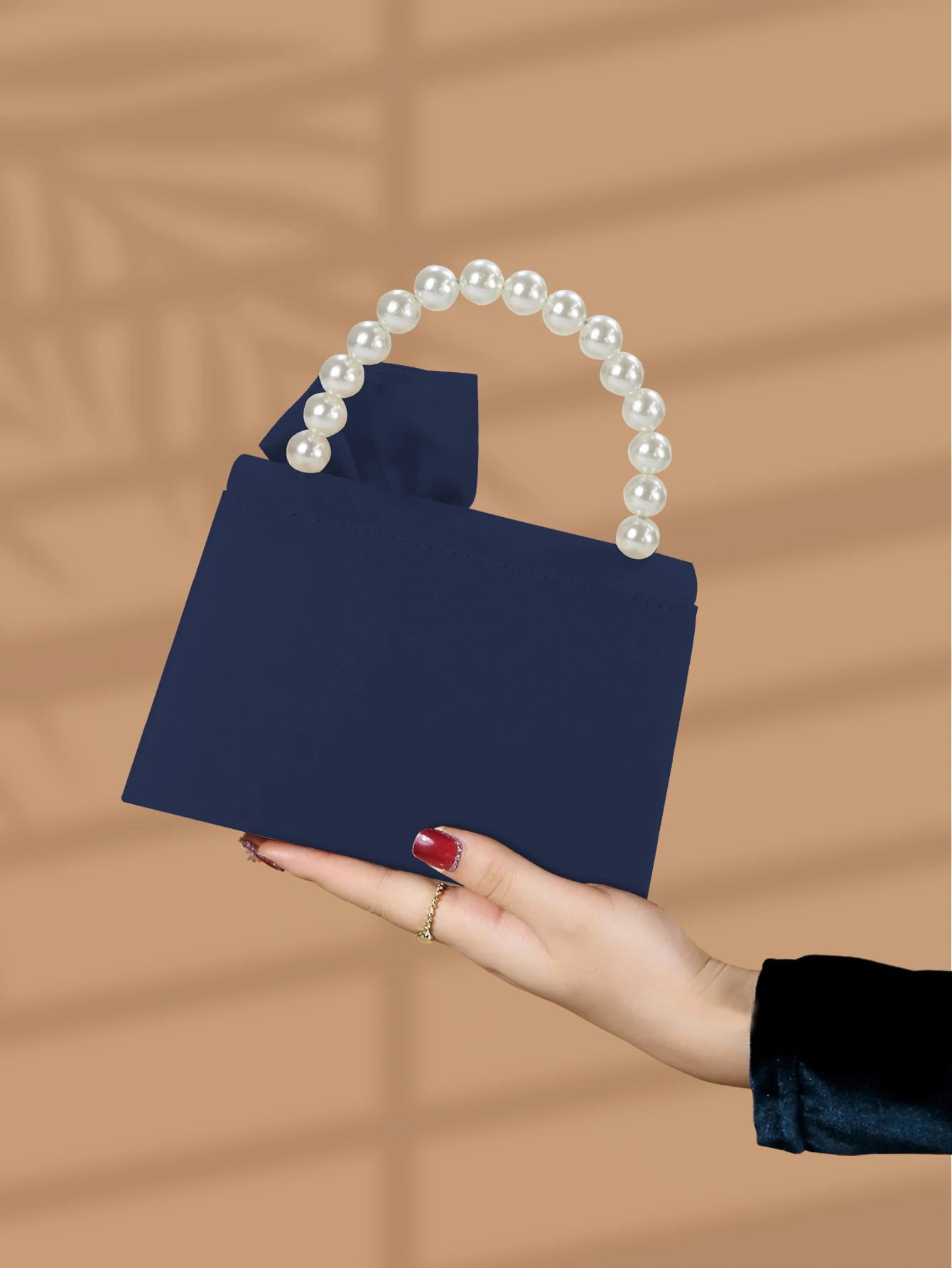 Gorgeous and elegant designed bow pearl wrist handbag,