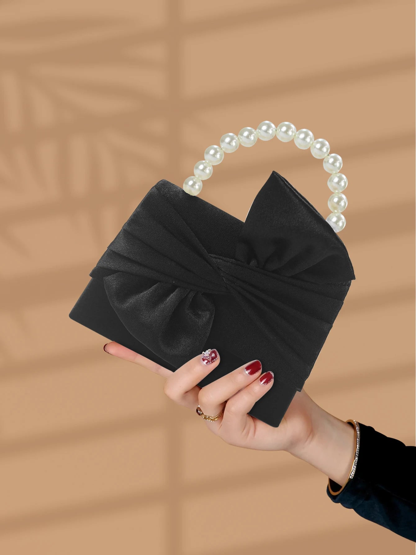 Gorgeous and elegant designed bow pearl wrist handbag,