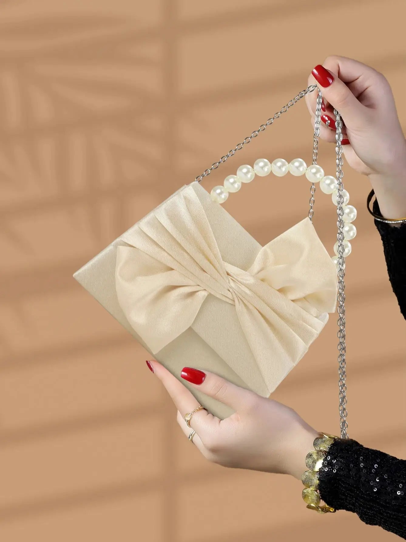 Gorgeous and elegant designed bow pearl wrist handbag,