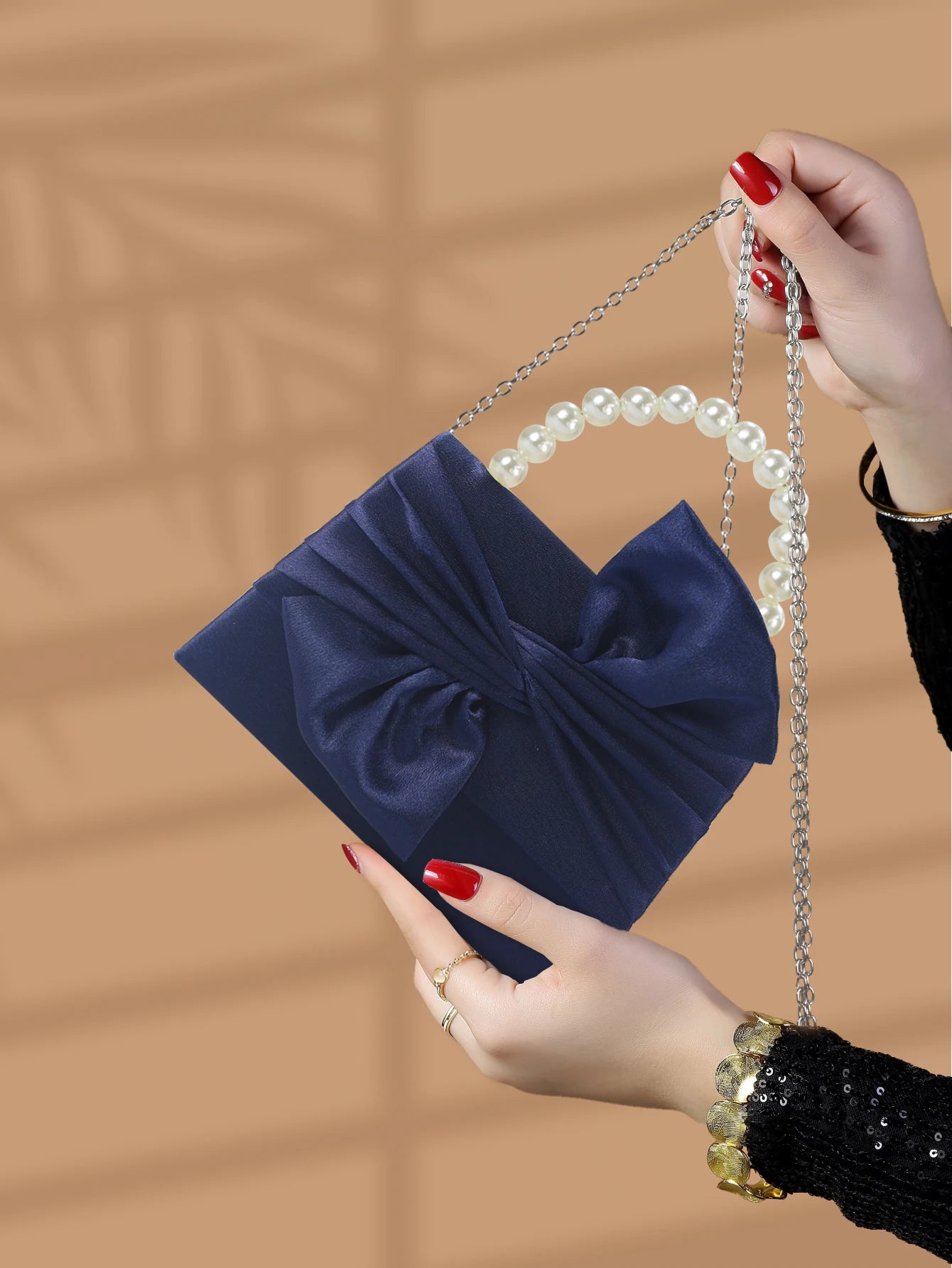 Gorgeous and elegant designed bow pearl wrist handbag,
