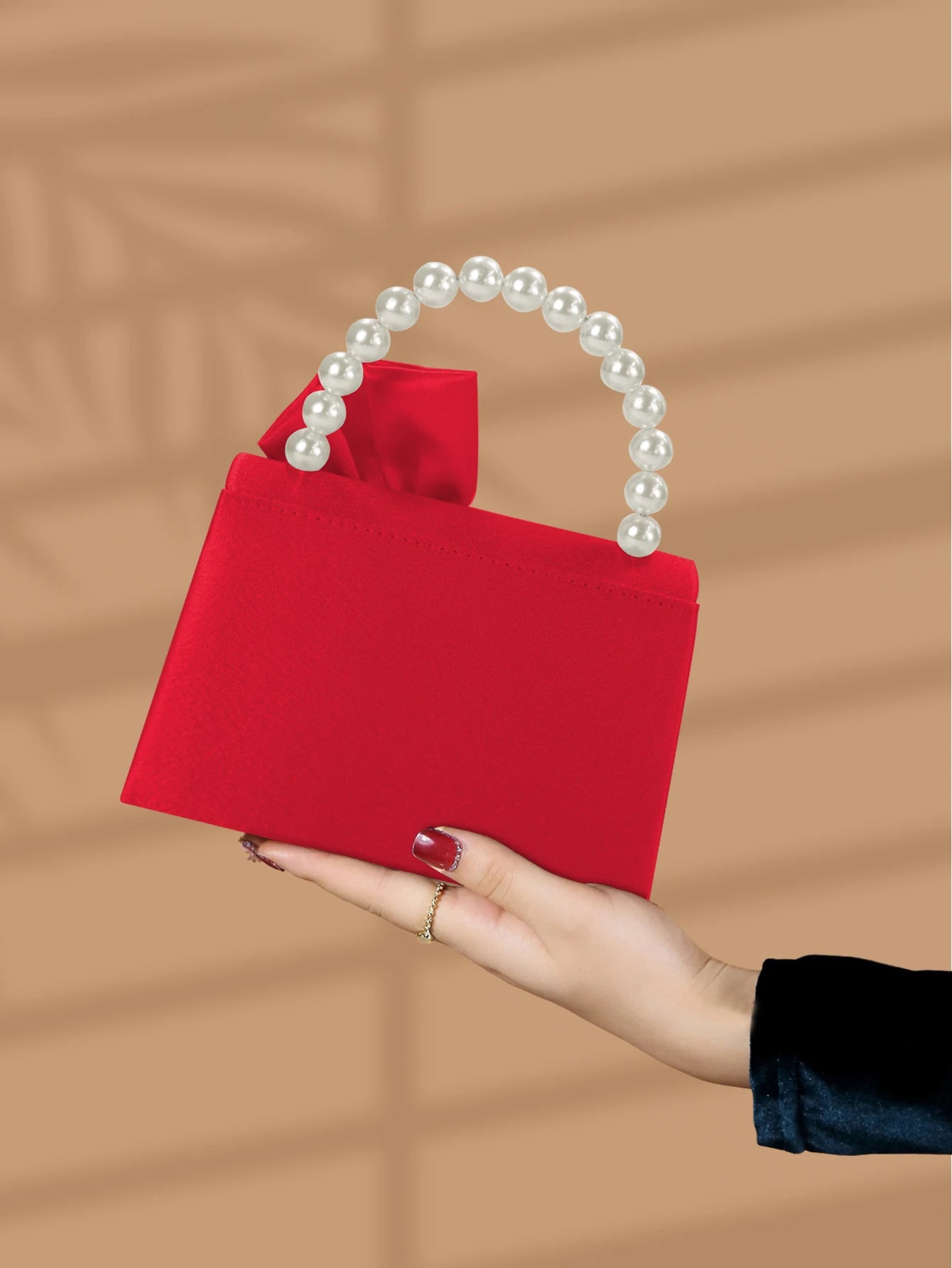 Gorgeous and elegant designed bow pearl wrist handbag,