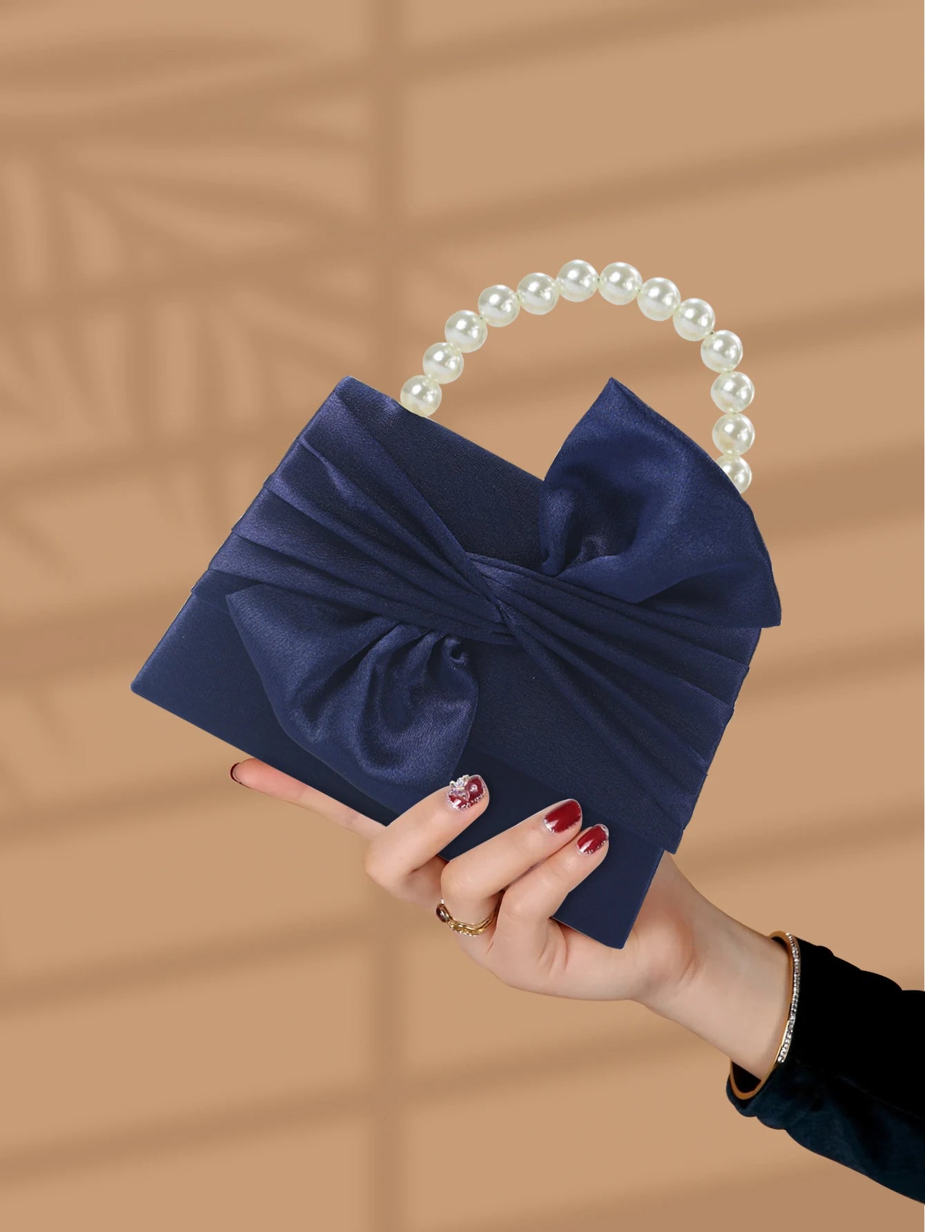 Gorgeous and elegant designed bow pearl wrist handbag,