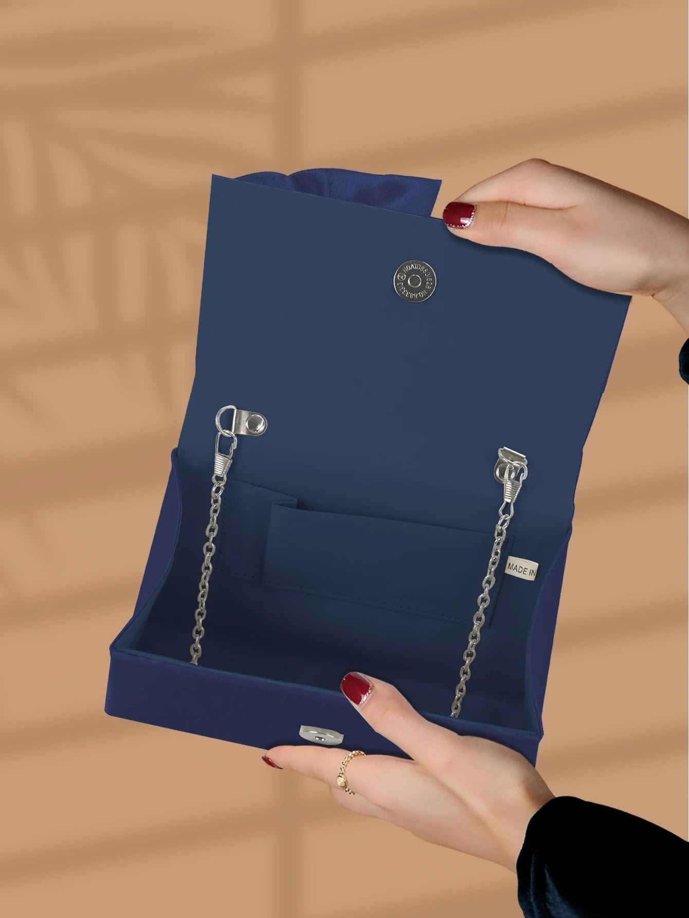 Gorgeous and elegant designed bow pearl wrist handbag,