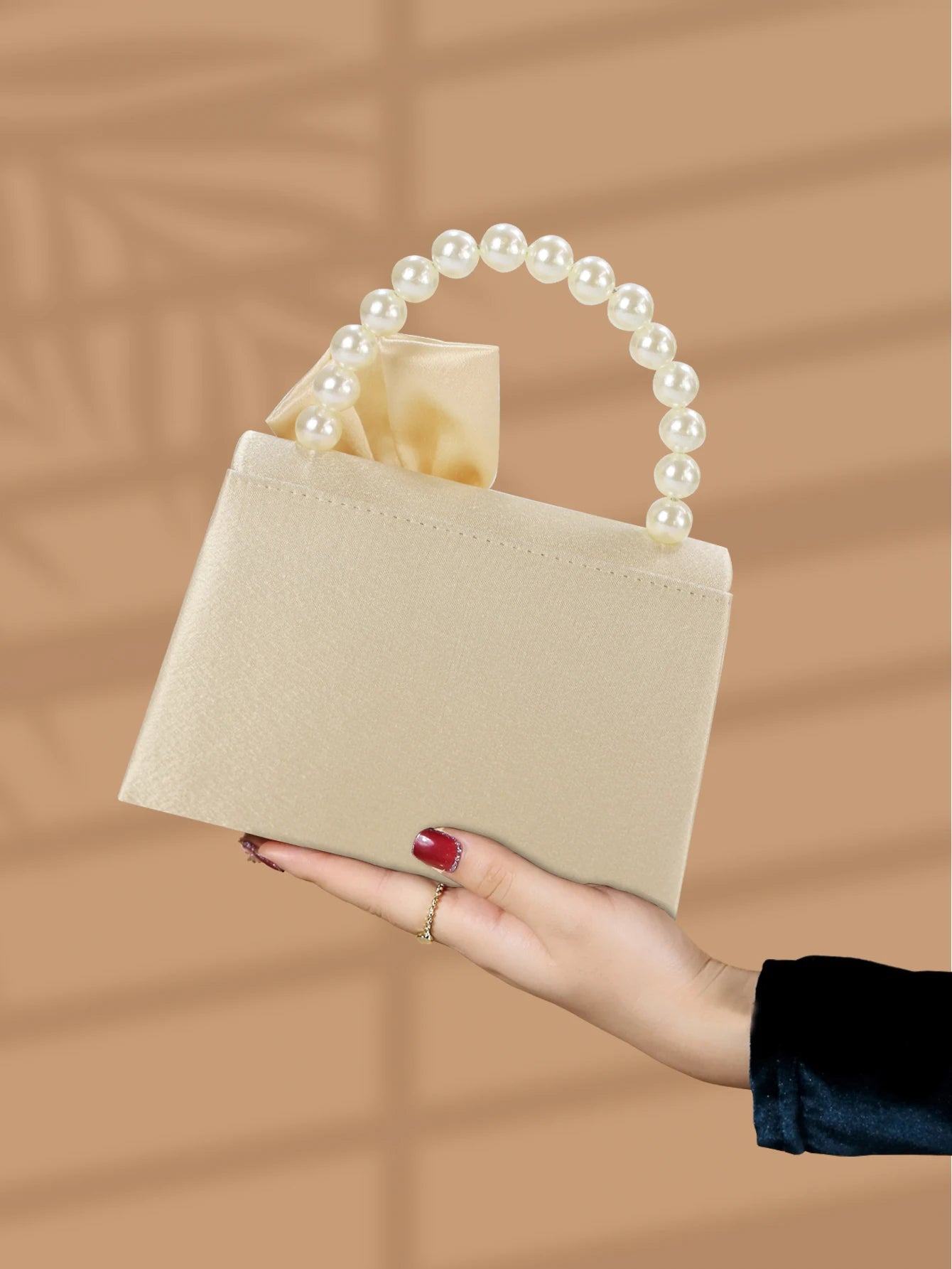 Gorgeous and elegant designed bow pearl wrist handbag,