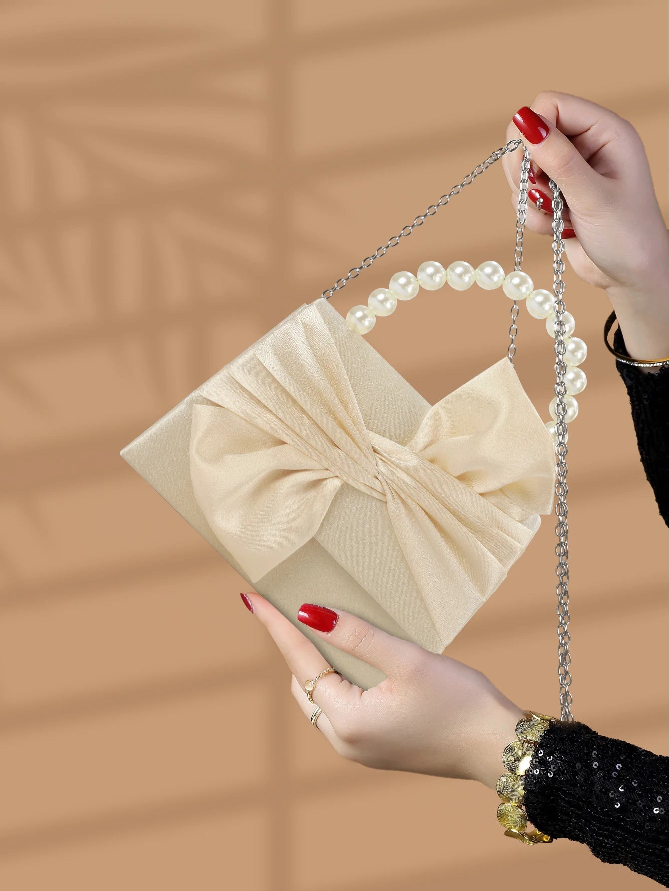Gorgeous and elegant designed bow pearl wrist handbag,