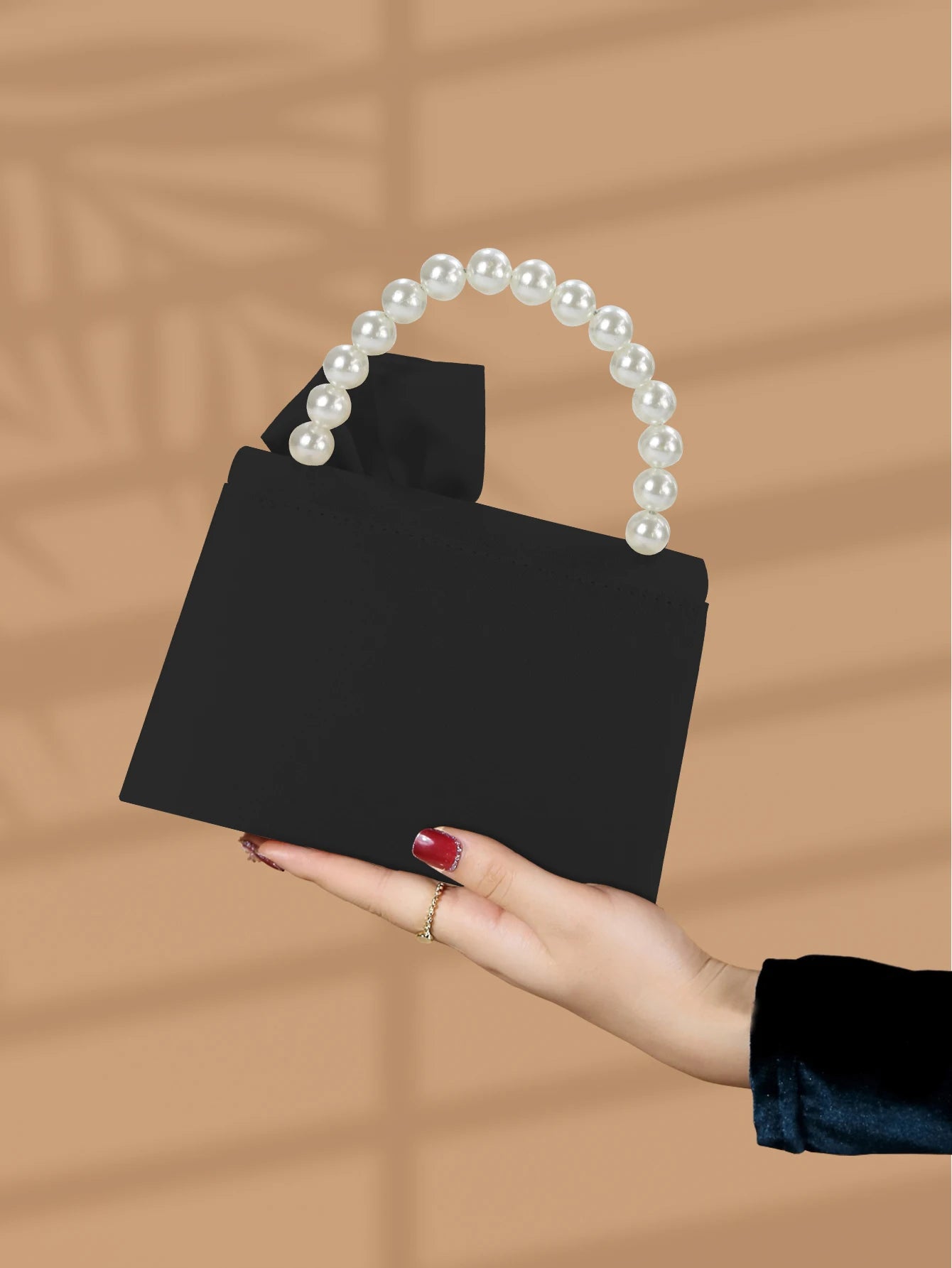 Gorgeous and elegant designed bow pearl wrist handbag,