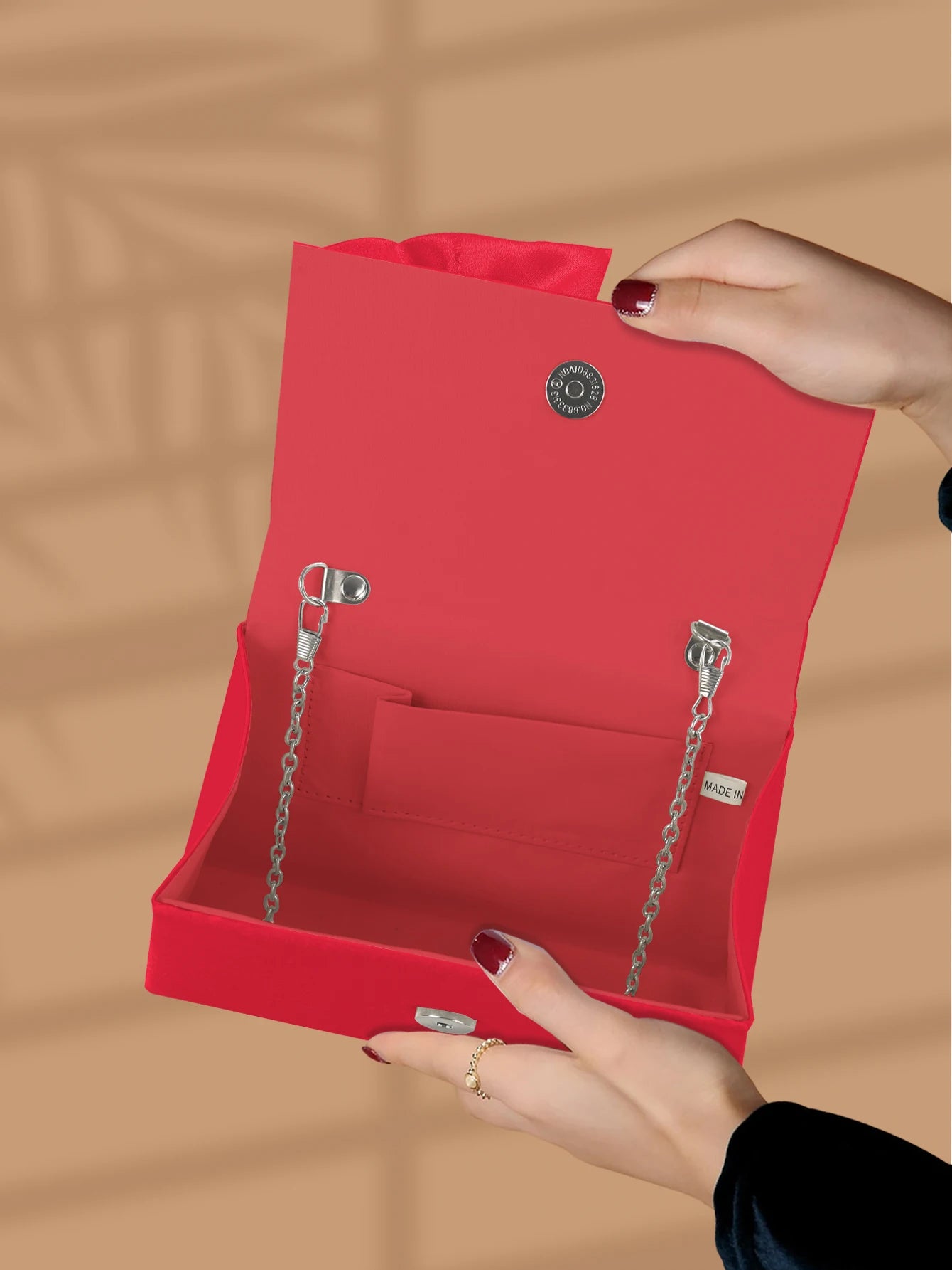 Gorgeous and elegant designed bow pearl wrist handbag,