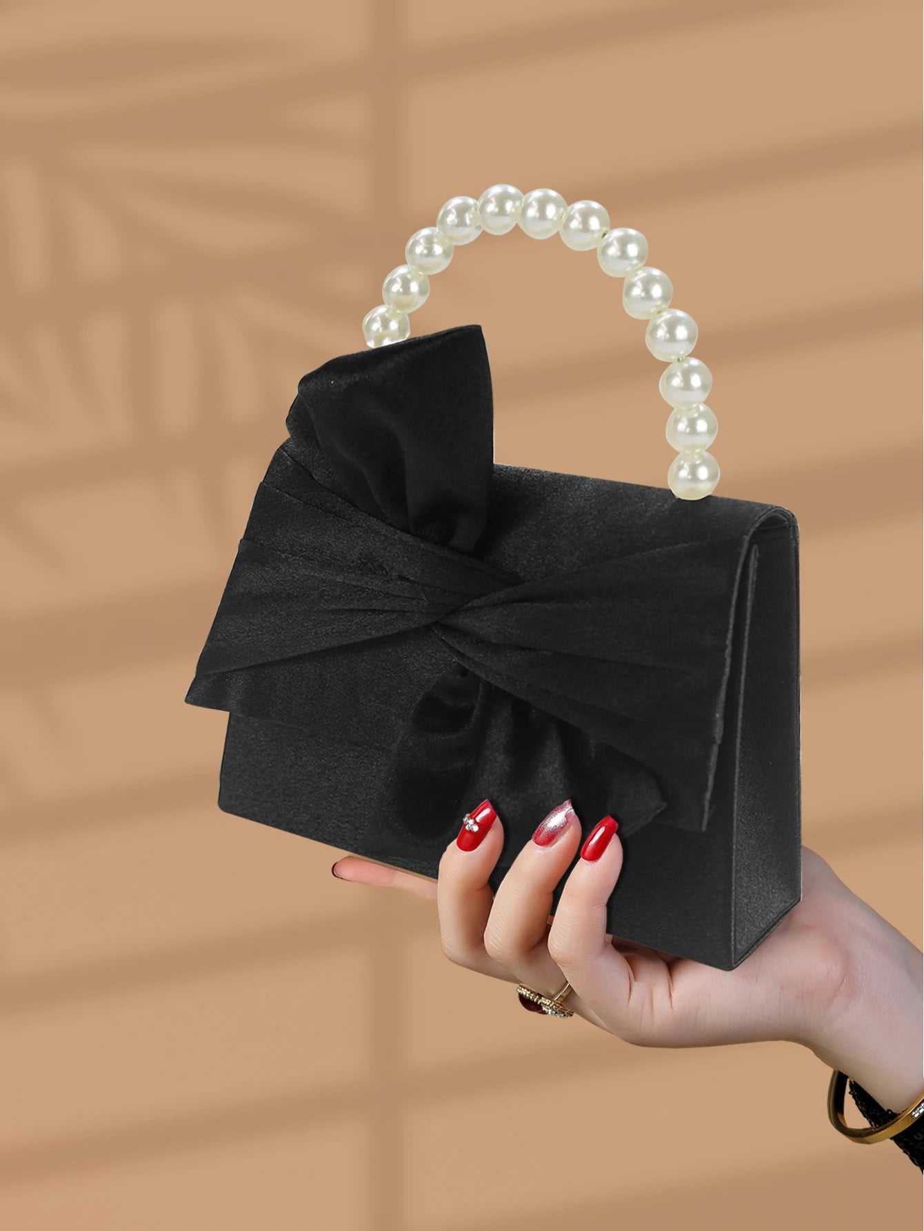 Gorgeous and elegant designed bow pearl wrist handbag,