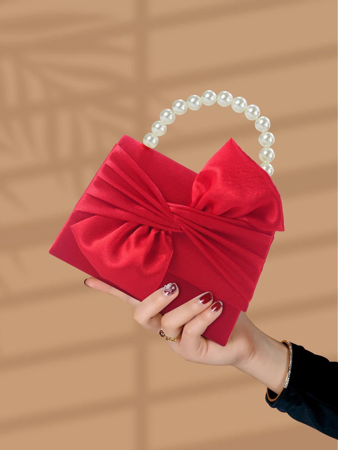 Gorgeous and elegant designed bow pearl wrist handbag,